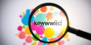 Magnifying glass over keywords